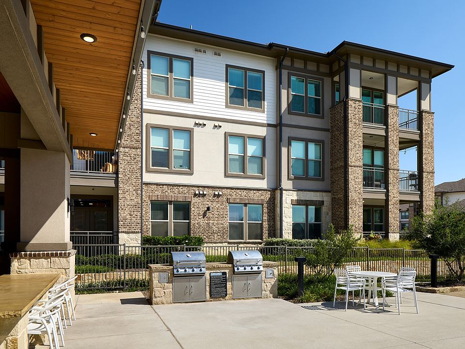 Poolside Grilling and Picnic Area