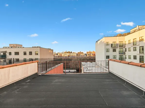 893 Myrtle Avenue image 12 of 25