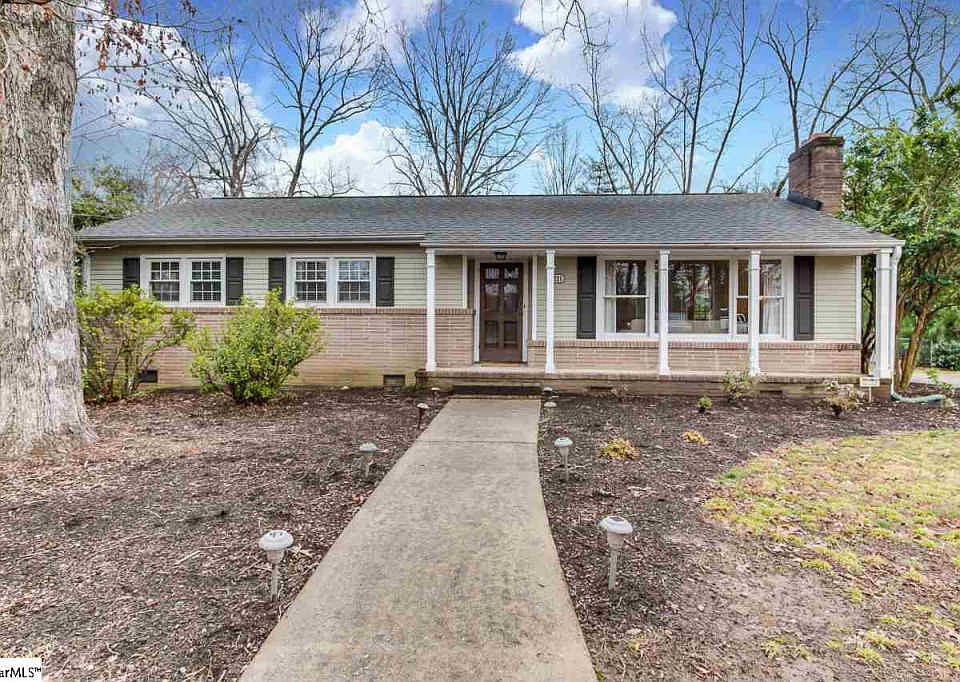 1st image of 221 Yorkshire Dr