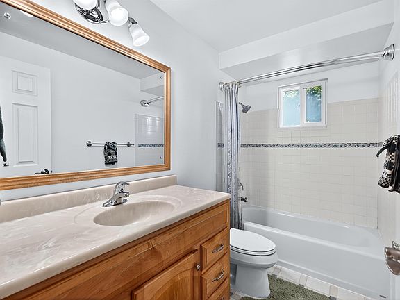 4th image of 809 Villard St