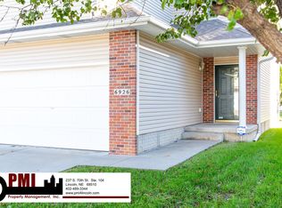 6926 Naples Dr, Lincoln, NE 68526