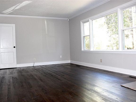 5th image of 185 Pauline Dr