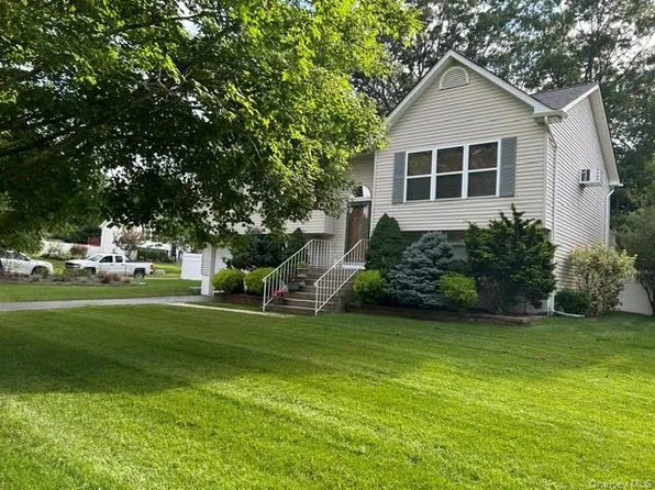 20 Nicole Lane, Coram, NY 11727