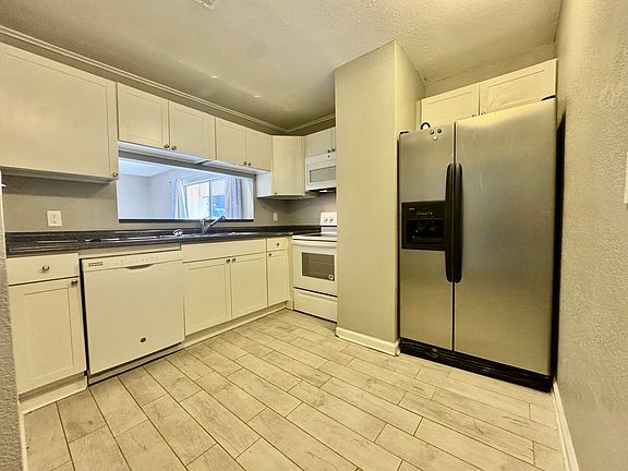 4th image of 401 Marshall Ct NW Unit 2