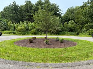 39 Old Farm Ln, Pittsfield, MA 01201