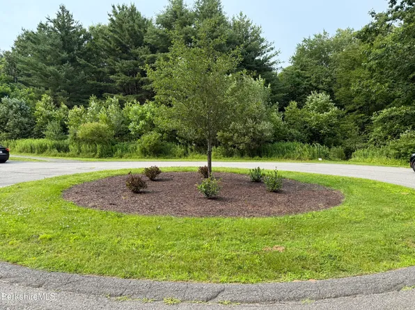 39 Old Farm Ln, Pittsfield, MA 01201