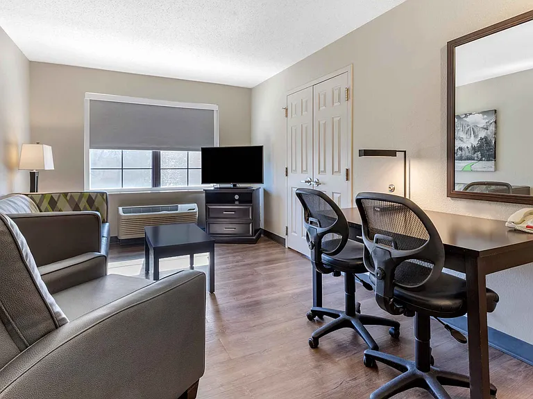 1 Bedroom Suite - 1 King Bed