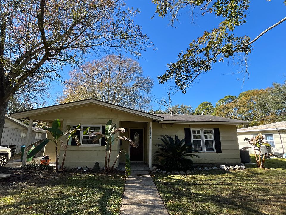 1st image of 1217 Country Club Dr