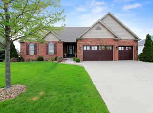 11 Caladonia Ct, Bloomington, IL 61704