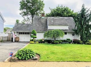 27 Piper Ln, Levittown, NY 11756