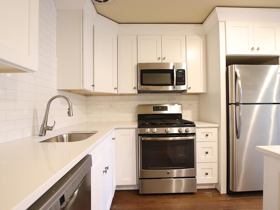 1st image of 2146 N Lincoln Ave #1