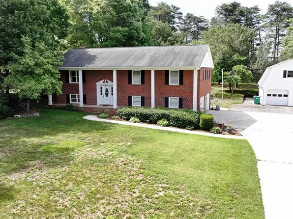 436 Forest Creek Dr, Winston Salem, NC 27107