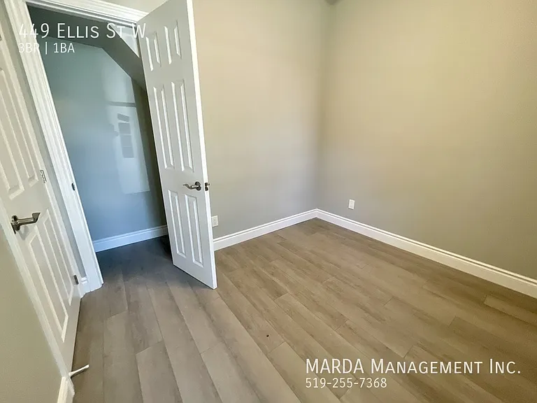 449 Ellis St W — Photo 10