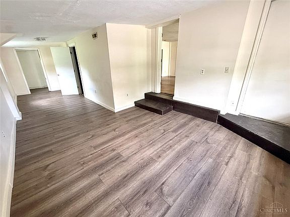 5th image of 115 W Warren St