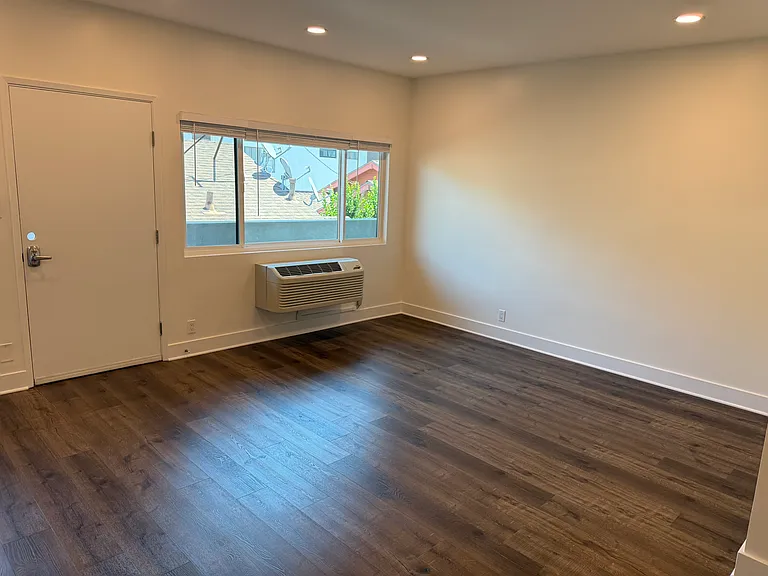 1011 Linden Ave #9 — Photo 9