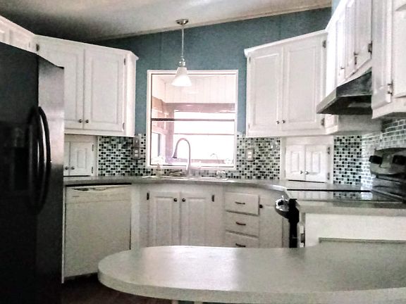 2 appliance cabinets too!