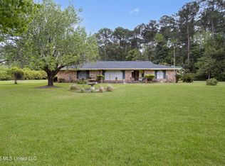 9121 Heather Ln, Moss Point, MS 39562