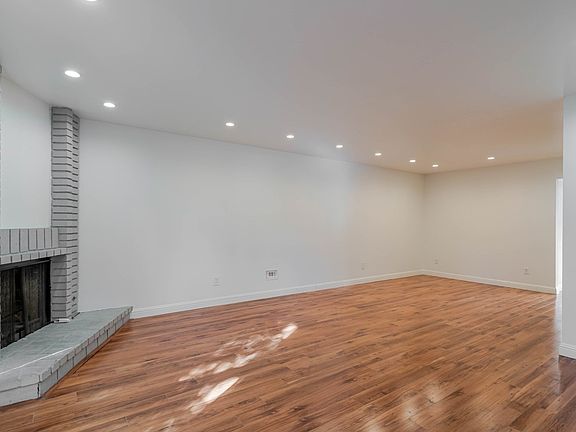 3rd image of 13959 Victory Blvd APT 3
