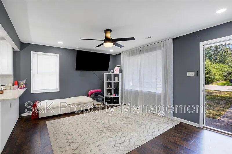 3 bed, 2.0 bath, 1071 sqft, $1,850 — Photo 3