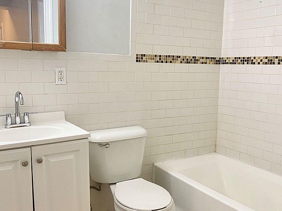 4th image of 115 S Clinton St APT B2