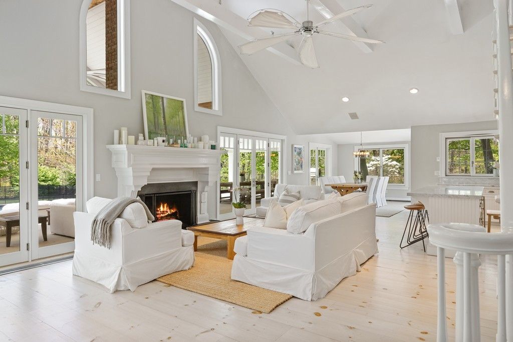 Wide-plank white wood Farmhouse floors
