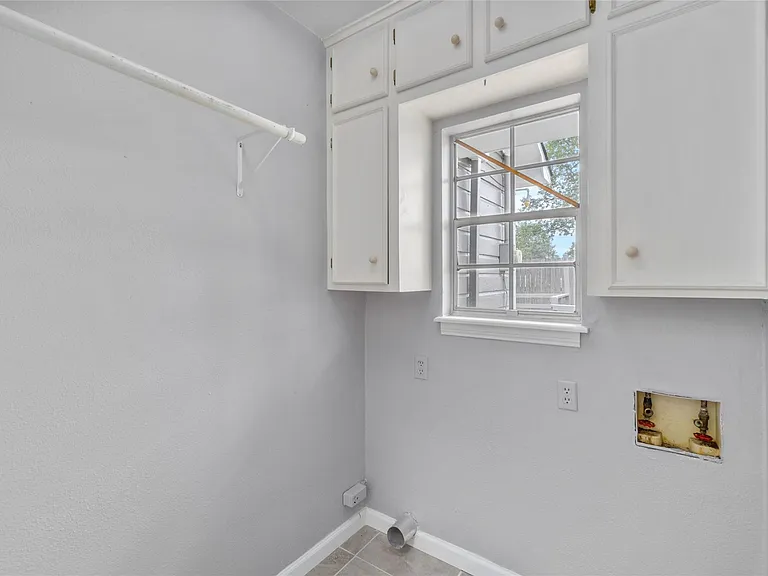 1110 Woods Dr — Photo 9