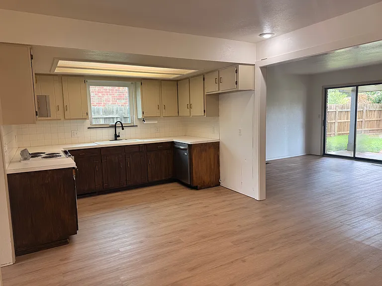 2729 Constitution Ave — Photo 3