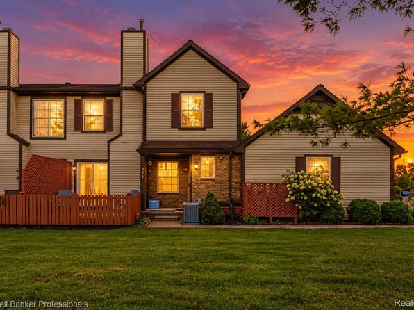 237 Barrington Cir, Lake Orion, MI 48360