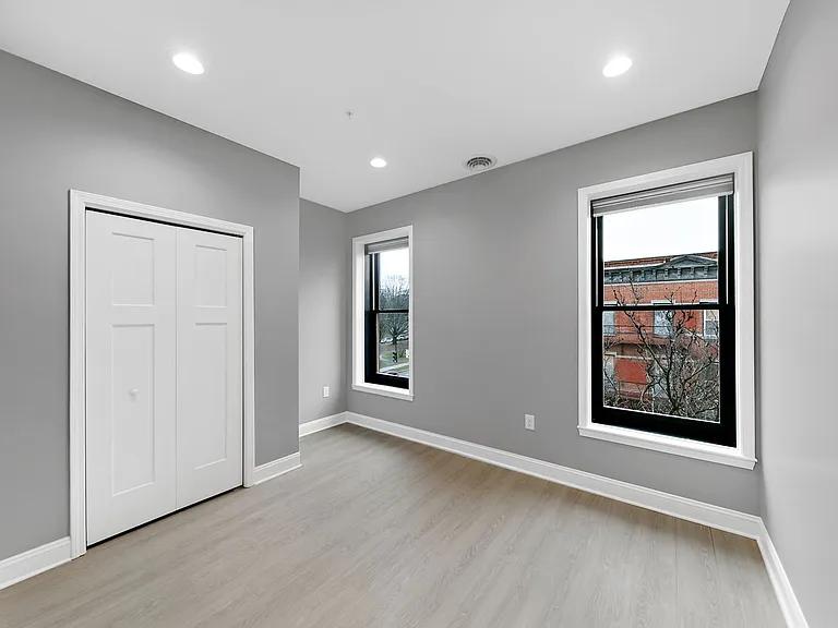 560 Madison Ave — Photo 20