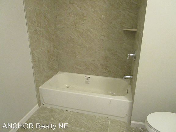 2nd image of 619 E Woodlawn St