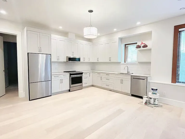2320 Queens Ave — Photo 3