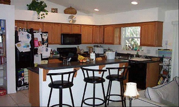 Kitchen w/island