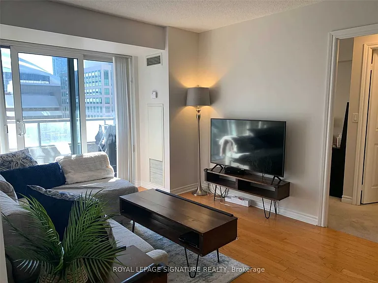 250 Wellington St W #632 — Photo 4