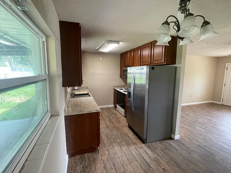 460 Oak Dr — Photo 3
