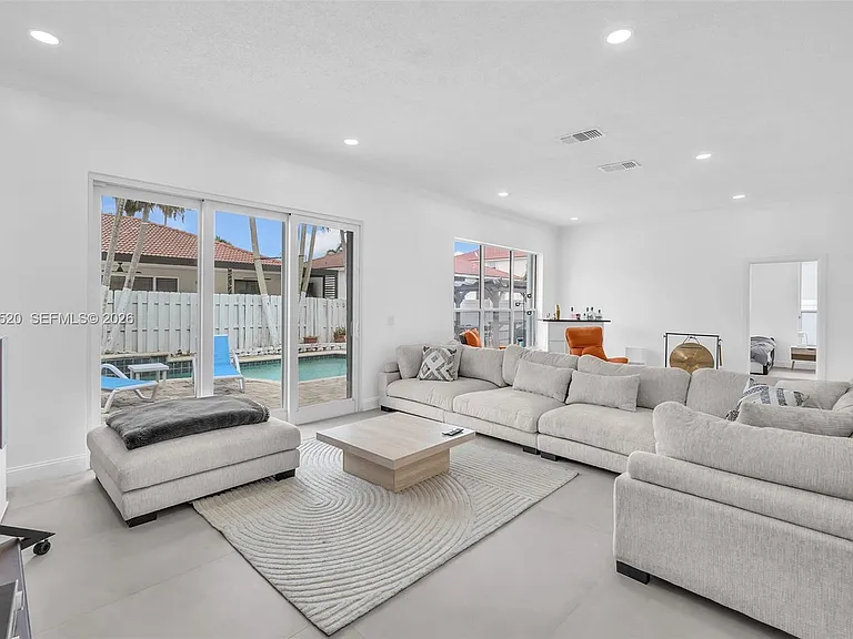 5374 SW 33rd Ave — Photo 5