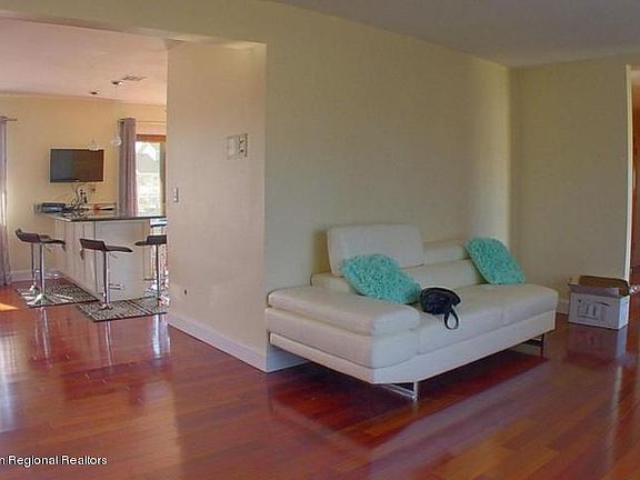 3rd image of 612 Baron St