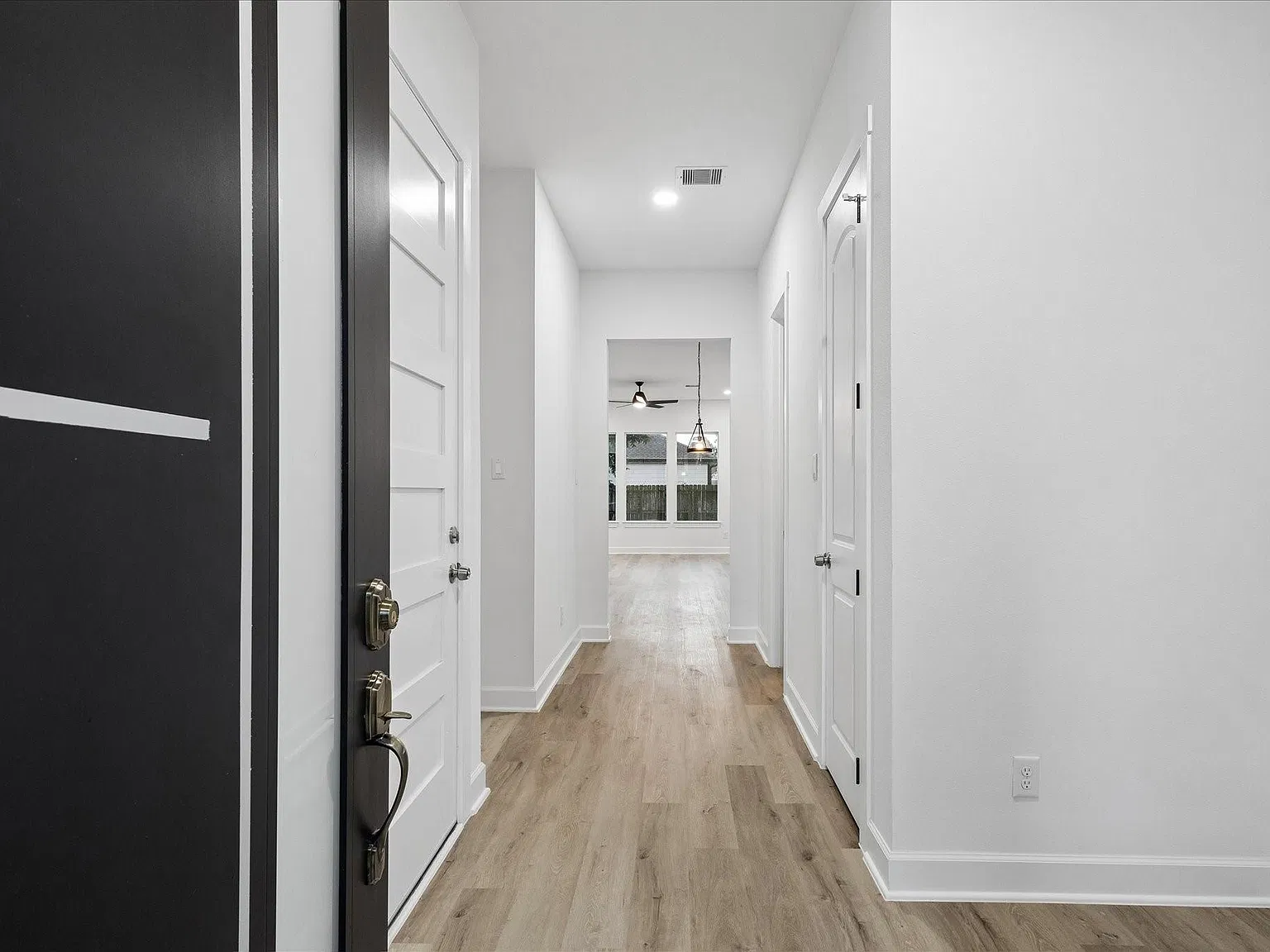 3 bed, 2.5 bath, 1843 sqft, $2,000 — Photo 2