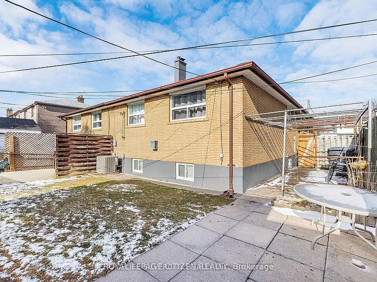 19 Garfield Cres — Photo 3