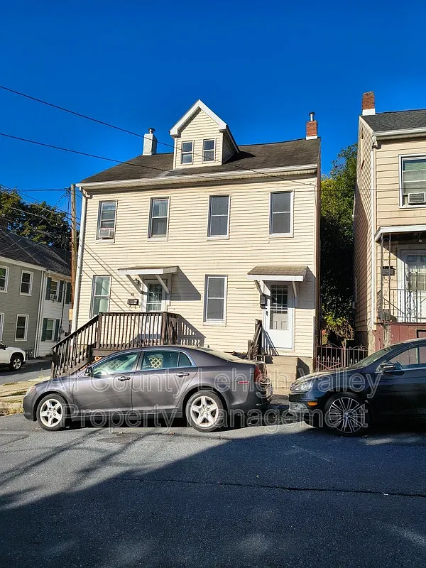 3 bed, 1.0 bath, 1300 sqft, $1,845 — Photo 1