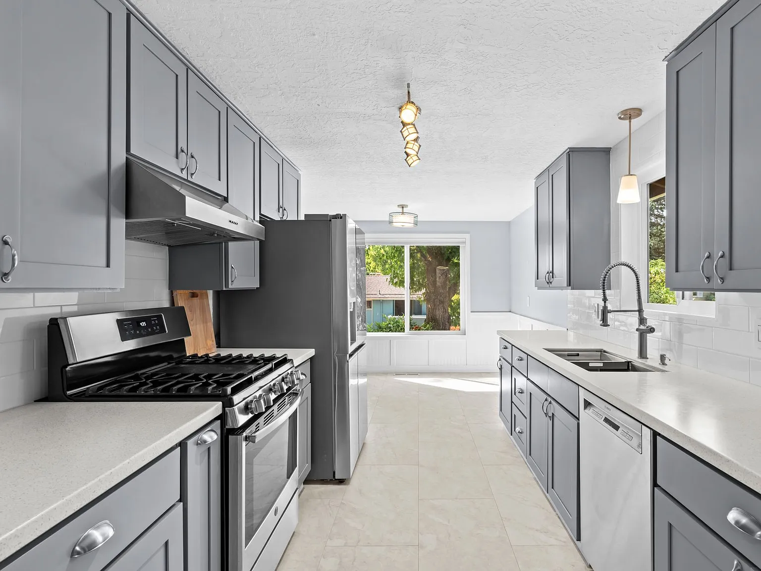5 bed, 2180 sqft, $3,995 — Photo 4
