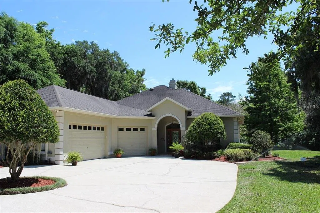 3 bed, 2.0 bath, 2285 sqft, $2,950 — Photo 1