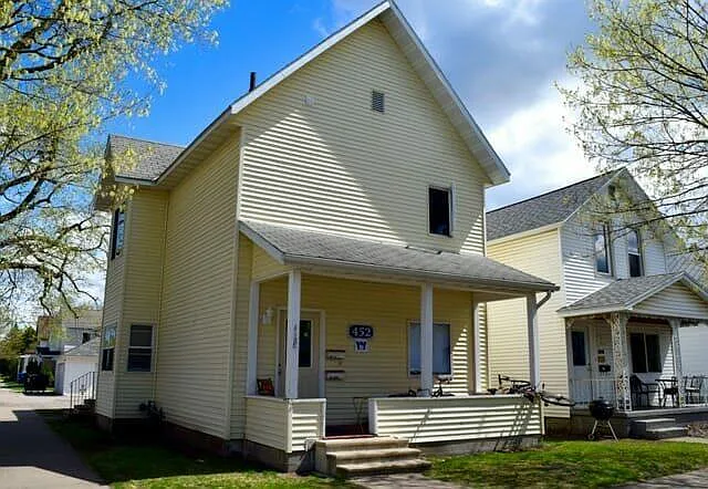 3 bed, 1100 sqft, $399 — Photo 1