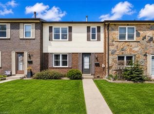 2825 Gananoque Dr #11, Mississauga, ON L5N 1V6