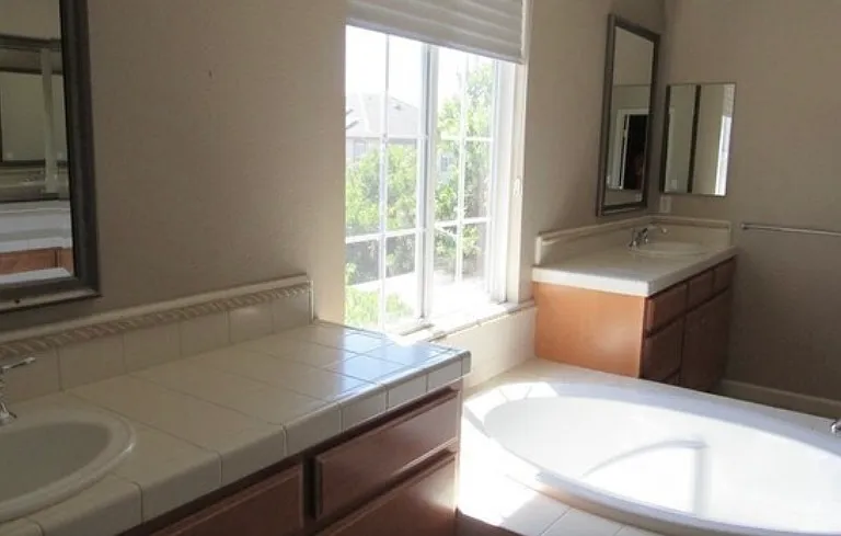 1124 Donahue Dr — Photo 5