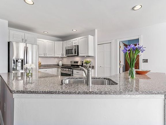 5th image of 14 Wildwood Dr