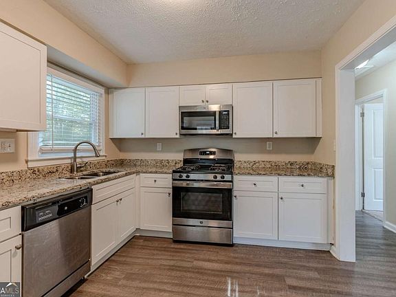 5th image of 3289 Beech Dr