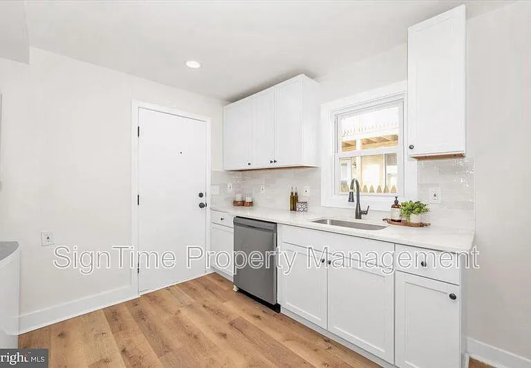 138 E South St — Photo 2
