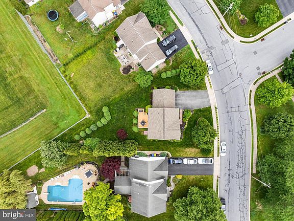 3rd image of 420 Woodhall Dr