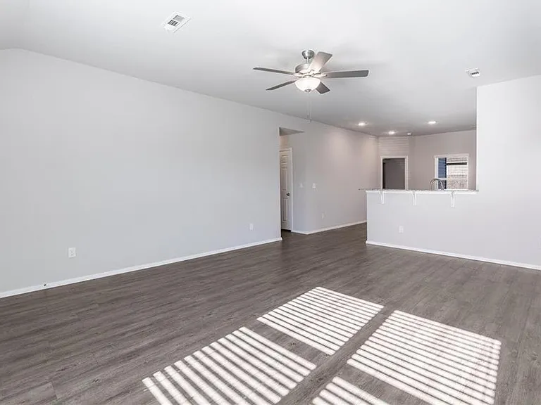 980 E Starling St — Photo 5