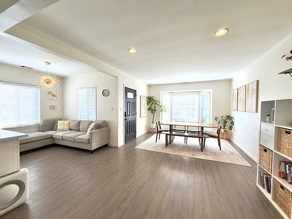 5th image of 2833 Manhattan Ave